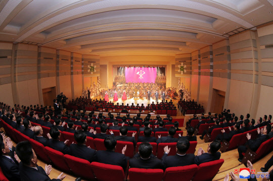 김정은 북한 국무위원장이 지난 11일 당 간부들과 설명절 경축 공연을 관람했다고 조선중앙통신이 12일 보도했다.    [연합뉴스]